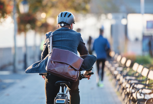 Zakenman Op Fiets Met Helm